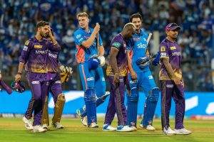 இந்தியாவில் நேரடி தொலைக்காட்சியில் முன்னாள் எம்பி மற்றும் சகோதரர் சுட்டுக் கொலை