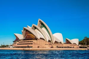 அவுஸ்திரேலியாவில் முதலையின் பிடியில் இருந்து தப்பிய நபர்
