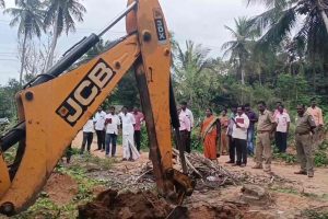 நண்பன் வீட்டில் தங்க வளையலை திருடி செல்ல நாய்க்கு பிறந்தாள் கொண்டாடிய இளைஞன்!