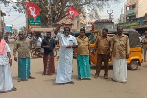 நண்பன் வீட்டில் தங்க வளையலை திருடி செல்ல நாய்க்கு பிறந்தாள் கொண்டாடிய இளைஞன்!