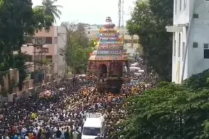 ரயில் தண்டவாளத்தில் நின்ற யானை