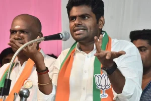 பள்ளத்தில் விழுந்த மாடு, பாசத்துடன் தழுவிய தீயணைப்பு வீரர்