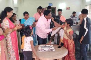கழிவு நீரை அப்புறப்படுத்திய காவலர்