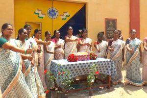 அக்னி குண்டத்தில் இறங்கி பக்தர்கள் நேர்த்திக்கடன்