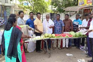 ஊர் சார்பில் விவசாயிகள் மதுபானக்கடையை இடமாற்ற கோரி மனு