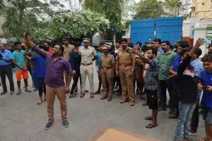 தூத்துக்குடியில் காதலிக்காக பொலிஸ் நிலையத்தில் கழுத்தை அறுத்து கொண்ட இலங்கை இளைஞர்!