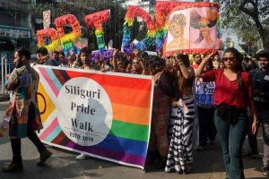 மது போதையில் மேடையில் படுத்து உறங்கிய மணமகன்: மணமகள் எடுத்த அதிரடி முடிவு!(வீடியோ)