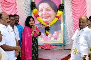 அரசு பேருந்து பள்ளத்தில் கவிழ்ந்து விபத்து