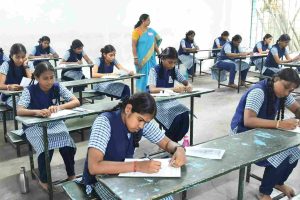 நிகழ்ச்சி நேரலையின் போது திடீரென சரிந்து விழுந்த வானிலை ஆய்வாளர்: அதிர்ச்சியூட்டும் வீடியோ!