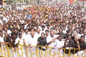 பயணி உயிரிழந்ததால் பாகிஸ்தானில் அவசரமாக தரையிங்கிய இந்திய விமானம்