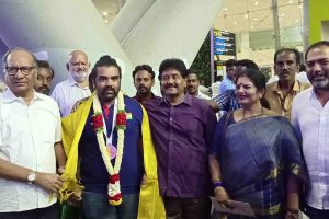 வரலாறு காணாத பனிப்புயலால் சிக்கி தவிக்கும் அமெரிக்கா!