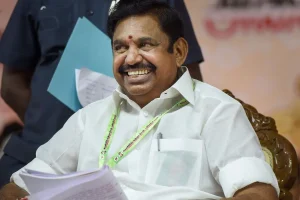 செல்போனை பிடுங்கி கட்சி நிர்வாகிகளிடம் கொடுத்த அமைச்சர் நாசர்