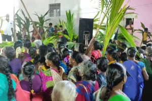 கலிபோர்னியா பாலைவனத்தில் 55 பெட்டிகள் கொண்ட சரக்கு ரயில் தடம் புரண்டது
