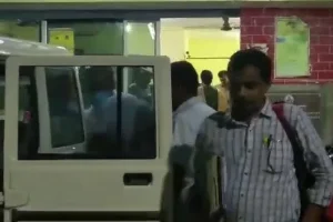 மின் கம்பியில் உரசி தீ பிடித்த லாரி