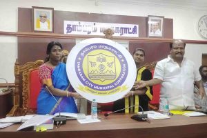 பேருந்தில் 4 இளம் பெண்களின் அட்டகாசம்: மது போத்தலால் பயணியை பதம்பார்த்த கொடூரம்!