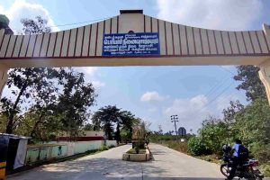 குடும்பத்தினருடன் தொழிற்சாலை ஊழியர்கள் பட்டினிப் போராட்டம்
