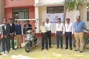வெயிலின் தாக்கத்தை குறைக்க தண்ணீர் பந்தல் பூக்கடை கூலி தொழிலாளிகள் அசத்தல்