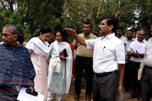 பொதுவெளியில் காவலர்களை ஒருமையில் பேசிய பெண்