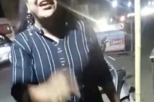 பொதுவெளியில் காவலர்களை ஒருமையில் பேசிய பெண்