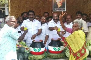 வீடு முழுவதும் விருதுகள்