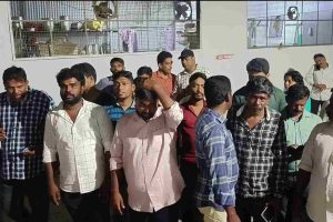 தாம்பரம் அருகே சென்று கொண்டிருந்த மின்சார ரயில் மீது மர்ம நபர்கள் கற்களை கொண்டு அடிதார்