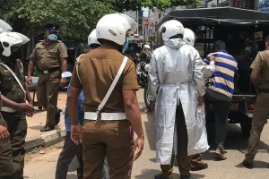 உடைந்த போத்தலை கொண்டு தமிழகத்தில் பொலிசாரை தாக்கிய இலங்கை அகதி