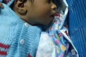 யாழ்ப்பாணம், வடமராட்சி கிழக்கு, குடத்தனை பகுதியில் பிறந்து 52 நாட்களேயான ஆண் குழந்தை உயிரிழந்துள்ளது.  இந்த நிலையில் குழந்தையின் இறப்புக்கு போதிய போசாக்கின்மையே காரணம் என பிரேத பரிசோதனை அறிக்கை வெளியாகியுள்ளது.  இந்த ஆண் குழந்தை மூச்சயர்ந்த நிலையில் கடந்த திங்கட்கிழமை இரவு பருத்தித்துறை ஆதார வைத்தியசாலையில் சிகிச்சைக்காக அனுமதிக்கப்பட்ட நிலையில் 14 ஆம் திகதி செவ்வாய்க்கிழமை அதிகாலை சிகிச்சை பலனின்றி உயிரிழந்துள்ளது.  இம் மரணம் தொடர்பில் திடீர் மரண விசாரணை அதிகாரி திருமதி. அன்ரலா விஞ்சன்தயான் விசாரணைகளை மேற்கொண்டு உடற்கூற்று பரிசோதனைக்கு உத்தரவிட்டார்.  உடற்கூற்று பரிசோதனை 15 ஆம் திகதி புதன்கிழமை இடம்பெற்ற நிலையில், போதிய போசாக்கின்மை காரணமாக உயிரிழப்பு இடம்பெற்றதாக பிரேத பரிசோதனை அறிக்கையில் தெரிவிக்கப்பட்டுள்ளது.  நாட்டில் ஏற்பட்டிருக்கும் பொருளாதார நெருக்கடி காரணமாக, கர்ப்பிணித் தாய்மார்கள் மற்றும் குழந்தை பிரசவித்த தாய்மார்கள், குழந்தைகளின் போசாக்கு விடயத்தில் கவனம் செலுத்த வேண்டிய தேவை இதன் மூலம் உணரப்பட்டுள்ளது.