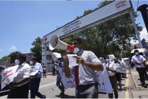 இராணுவத்தினர் கடமைக்கு இடையூறு : யாழில் இருவர் கைது!