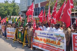 சீறிப்பாய்ந்து வந்த காளைகளை வீரர்கள் குழு அடக்கி பரிசுகளை தட்டி சென்றது