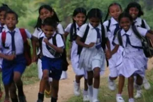அமெரிக்காவில் கார் மோதி கட்டிடமே நொறுங்கிய விபத்து – அதிர்ச்சியில் மக்கள்