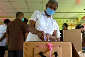 இலங்கையில் வீதியில் பயணித்த பெண்ணுக்கு காத்திருந்த அதிர்ச்சி