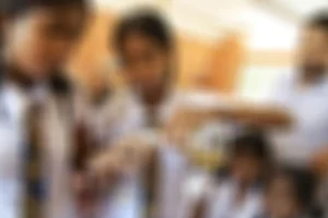 அமெரிக்காவில் அதிர்ச்சி – 100 இளைஞர்களுடன் நடந்த விருந்தில் மர்ம நபரின் துப்பாக்கிசூடு/