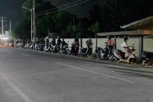பிள்ளையை அழைத்துக்கொண்டு பாடசாலைக்கு வந்த தாய் மீது கொடூரமாக தாக்குதல்