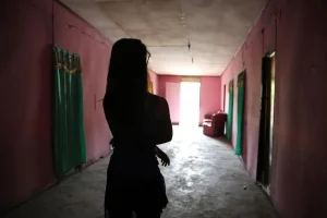 யாழில் சுற்றிவளைக்கப்பட்ட சொகுசு கார் – பொலிஸார் அதிர்ச்சி