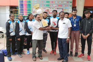 இருசக்கர வாகனத்தில் வீலிங் செய்யும் வாலிபர் – இணையத்தில் வைரலாகும் காட்சிகள்