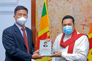 நாடுவானி உடைந்த விமானத்தின் கண்ணாடி!! கொழும்பில் அவசரமாக தரையிறக்கம்