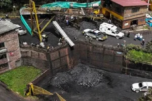 மாணவர்களை ஏற்றிச் சென்ற பேருந்து மீது மோதிய ரயில்