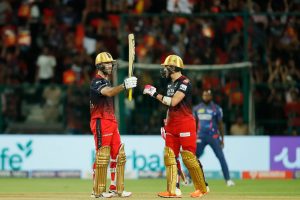 தற்காலிக கொட்டகையின் மீது மரம் விழுந்ததில் 7 பேர் உயிரிழந்துள்ளனர்