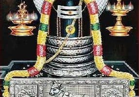 காரின் மீது குண்டு வீச்சு தப்பியவரை சரமாரியாக வெட்டி கொலை
