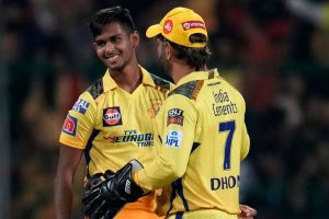 வெள்ளவத்தையில் போலி நாணயத்துடன் அதிகாரி  கைது