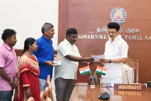 2 நாட்டு வெடிகுண்டுடன் சிக்கிய நபர் தப்பி ஓட்டம்