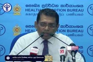 இந்தியாவில் வானிலிருந்து மழையாக கொட்டிய புழுக்கள் (வீடியோ)