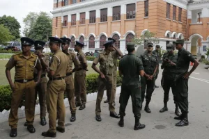 கோவையில் மழை நீரில் அடித்து வரப்பட்ட வெள்ளை நாகம்..!
