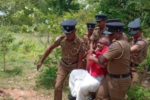 இறந்தவர்களின் உடலை தோண்டியெடுத்து விழா கொண்டாடும் இந்தோனேசியாவின் வினோத மக்கள்!