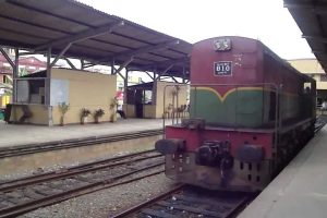 பிரிந்தாலும் சேர்ந்து அடி வாங்கும் ஜோடி