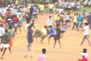 வண்டியுடன் வெள்ள நீரில் சிக்கிய இளைஞர்