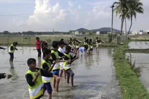 குளிக்க சென்ற பெண் மின்சாரம் தாக்கி பலி