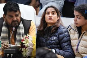 முடிசூட்டு விழாவிற்கு தாத்தா ஆறாம் ஜார்ஜ் சிம்மாசன நாற்காலியைப் பயன்படுத்தும் மன்னர் சார்லஸ்