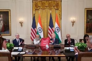 தன் வீட்டு மொட்டை மாடியில் வேன்களை பார்க்கிங் செய்த நபர்!