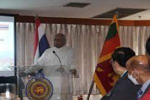 கீவ் நகரின் சாலையில் திடீரென பறந்து வந்த ஏவுகணையின் துண்டு